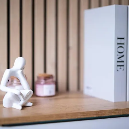 At 5 Min * Bussy-Saint-Georges